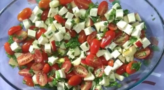 Salada de Tomate-Cereja Com Queijo e Maçã. Experimente Ainda Hoje