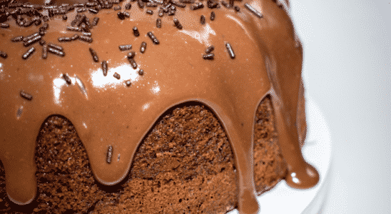 Bolo de chocolate de liquidificador simplesmente irresistível e delicioso fácil de fazer. Confira