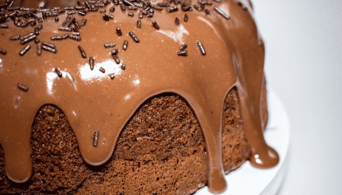 Bolo de chocolate de liquidificador simplesmente irresistível e delicioso fácil de fazer. Confira