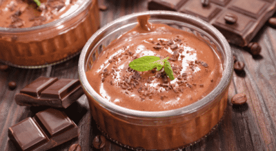 Mousse de chocolate com calda de framboesa incrivelmente delicioso e fácil experimente ainda hoje