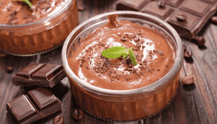 Mousse de chocolate com calda de framboesa incrivelmente delicioso e fácil experimente ainda hoje