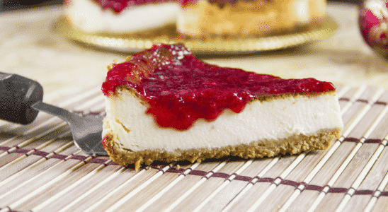 Cheesecake de morango incrivelmente delicioso sobremesa maravilhosa que combina com o verão