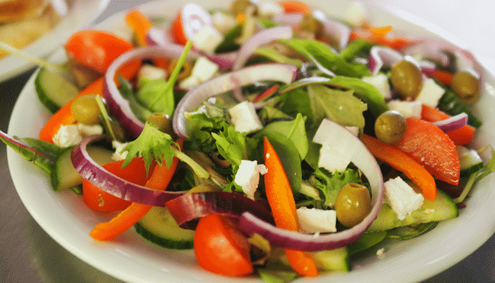 Veja essa Salada quente de vegetais e atum incrivelmente deliciosa leve e fácil de preparar