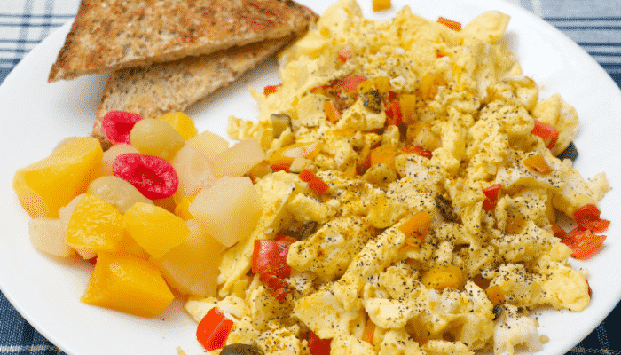 Abobrinha com ovo mexido prática e deliciosa para comer no almoço em dias de correria