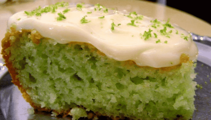 Impressione sua família com esse delicioso bolo verde de liquidificador