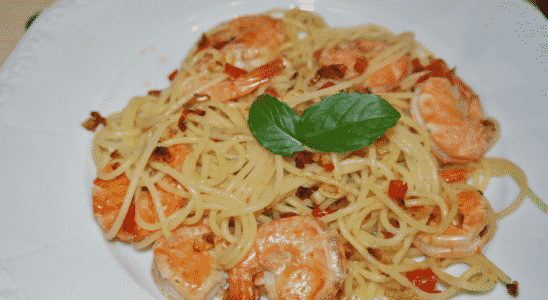 Venha comigo fazer esse delicioso e prático espaguete com camarão