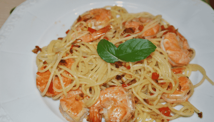 Venha comigo fazer esse delicioso e prático  espaguete com camarão