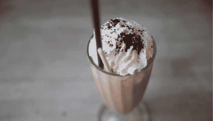 Milk shake de chocolate caseiro delicioso e fácil veja como fazer