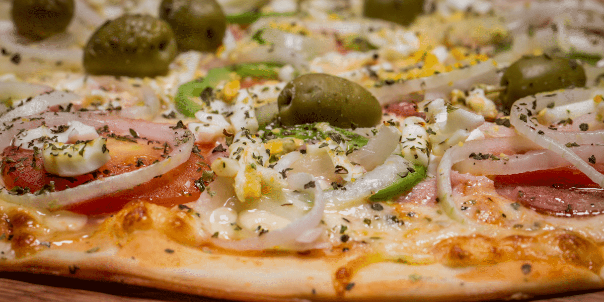 Pizza portuguesa de liquidificador da vovó fácil e prática