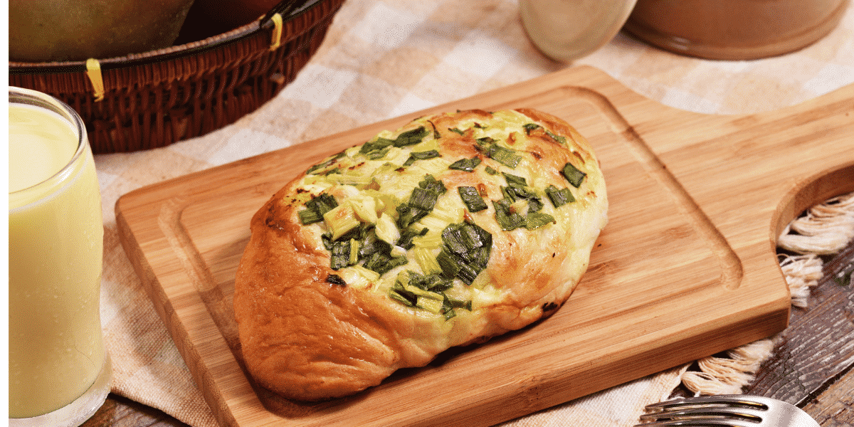 Pão de cebolinha e queijo fácil da vovó delicioso