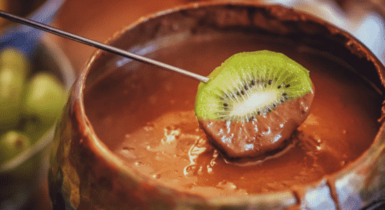 Como fazer fondue de chocolate fácil e rápido gente é uma delícia