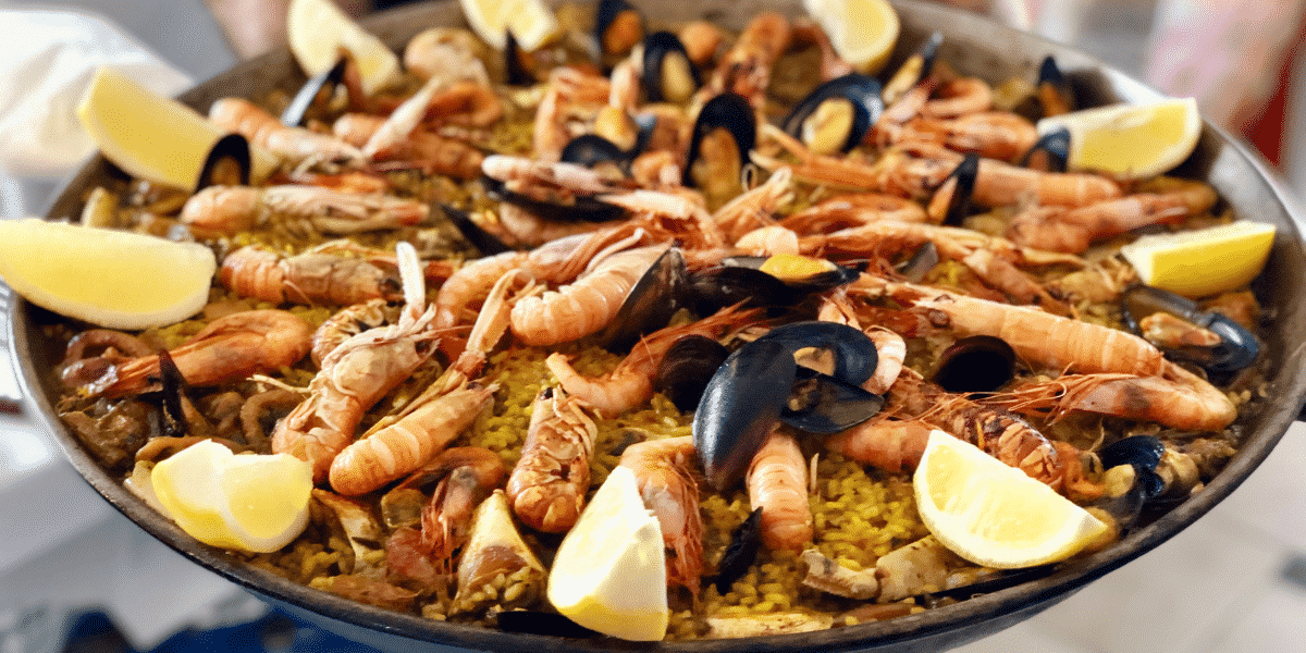 Paella de frutos-do-mar deliciosa e fácil