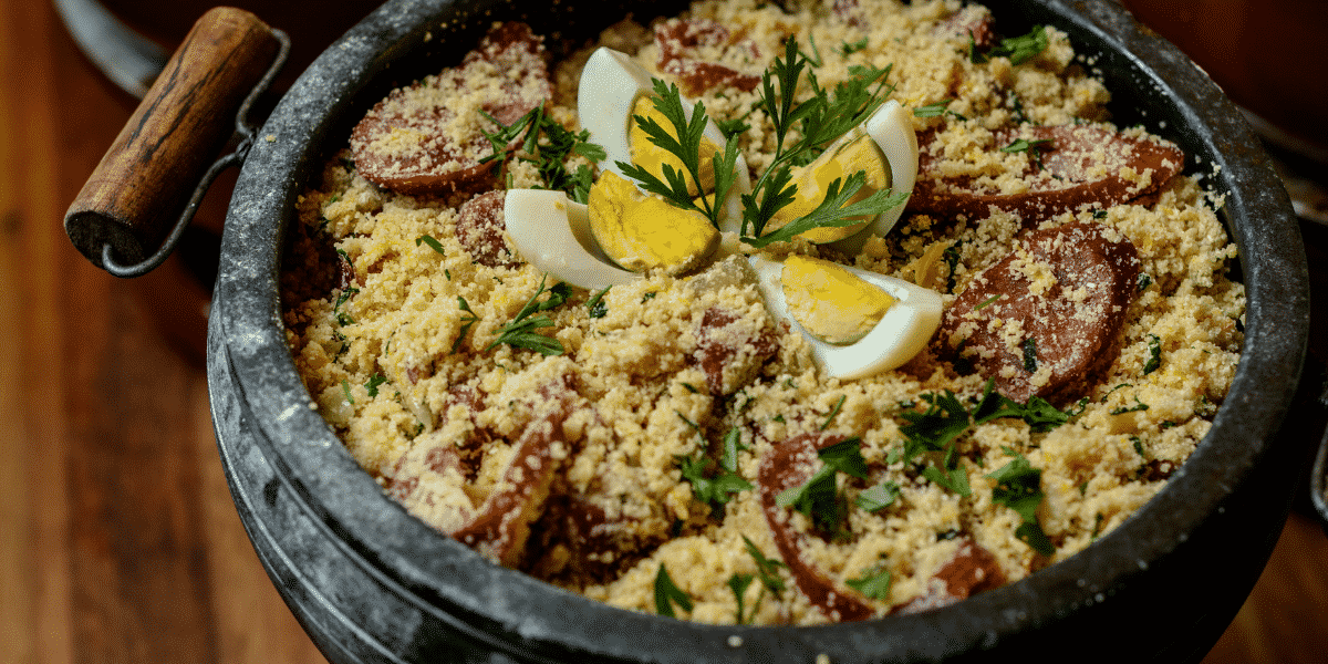 Farofa de linguiça e bacon deliciosa ideal para o churrasco de final de semana