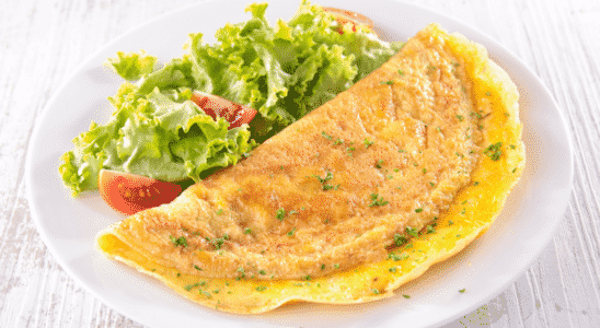Omelete de queijo delicioso e fácil para seu café da manhã