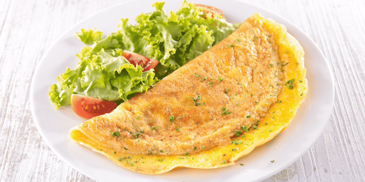 Omelete de queijo delicioso e fácil para o café da manhã