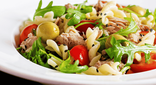 Salada de macarrão com sardinha deliciosa e fácil
