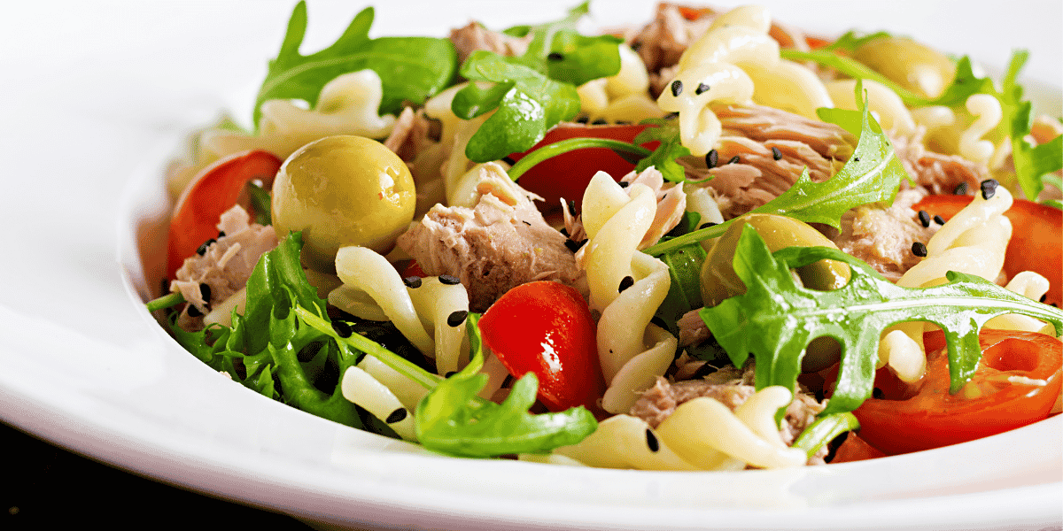 Salada de macarrão com sardinha deliciosa e fácil