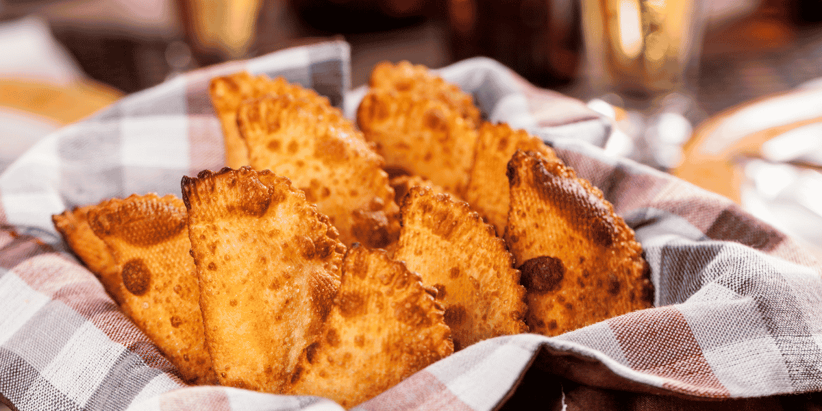 Pastel de calabresa com catupiry fácil de fazer e delicioso