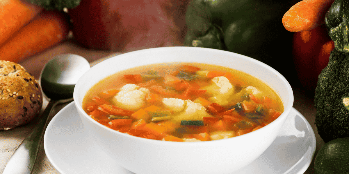 Sopa de legumes deliciosa com tempero caseiro da vovó