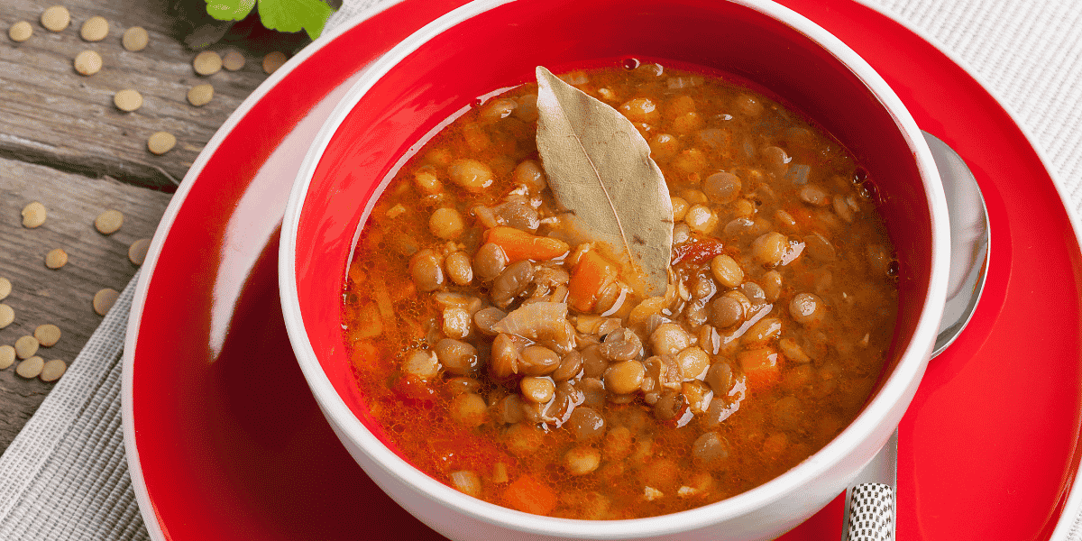 Sopa de lentilha fácil e saborosa ideal para todas as ocasiões