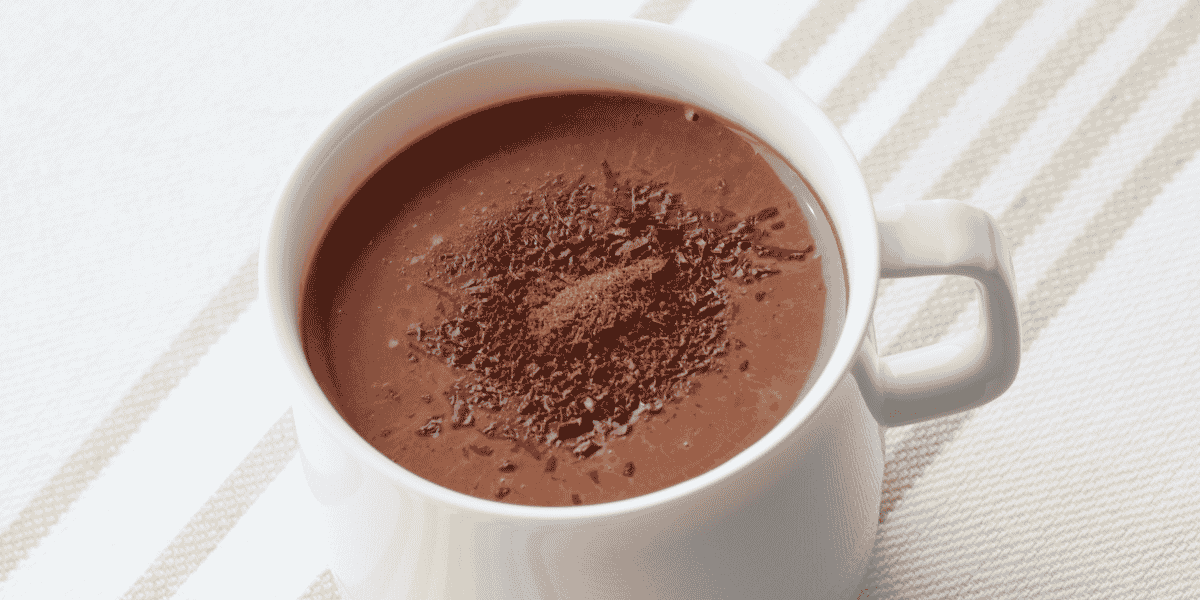 Chocolate quente cremoso da vovó com leite condensado