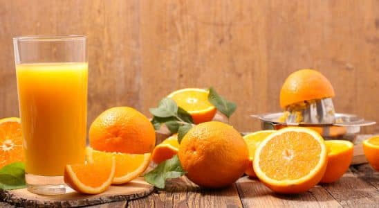 Como fazer suco de laranja com hortelã