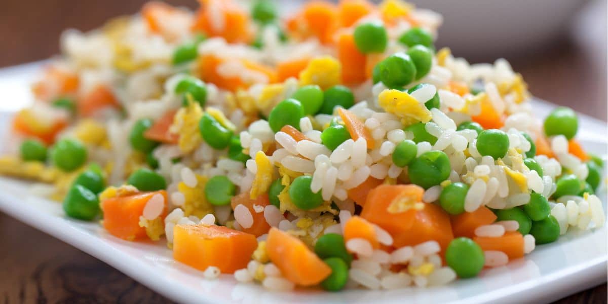 Arroz com ervilhas e cenouras