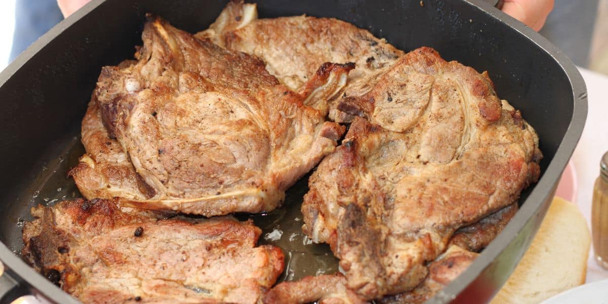 Receita de bisteca suína frita suculenta e bem saborosa para o almoço de toda família