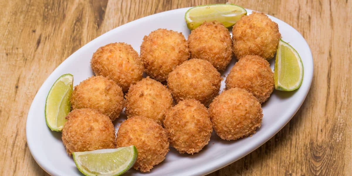 Bolinho de arroz sem ovo delicioso e fácil de fazer com as sobras do arroz