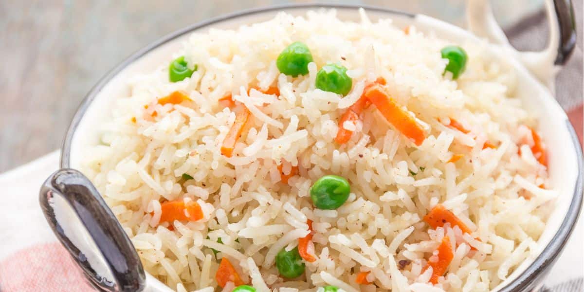 Aprendi a receita do arroz à grega que é uma verdadeira delícia e toda família vai amar