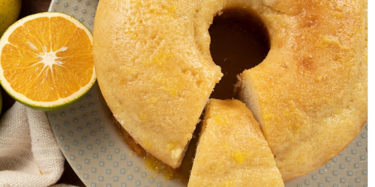 Bolo de laranja molhadinho delicioso e bem fácil de fazer para o lanche de toda família