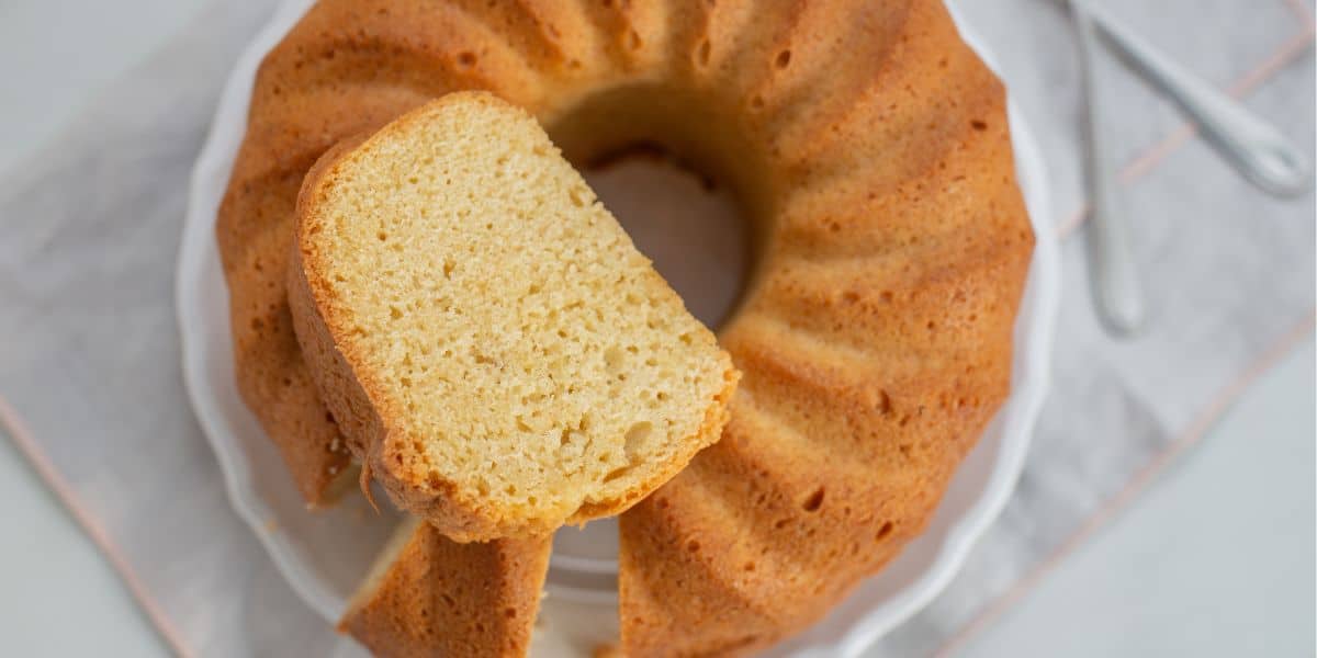 Bolo simples sem ovo fofinho e delicioso fácil de preparar toda família vai adorar