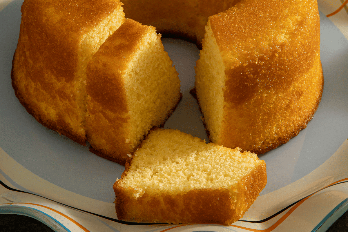 Receita de bolo de flocão simples e fácil de preparar ideal para o café da manhã