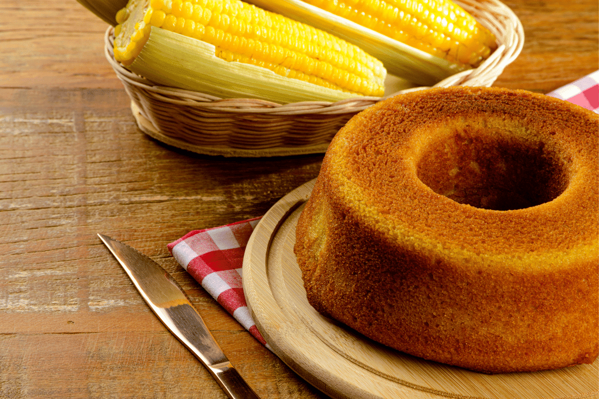 Bolo de flocão de milho sem leite delicioso e fofinho ideal para todas as ocasiões