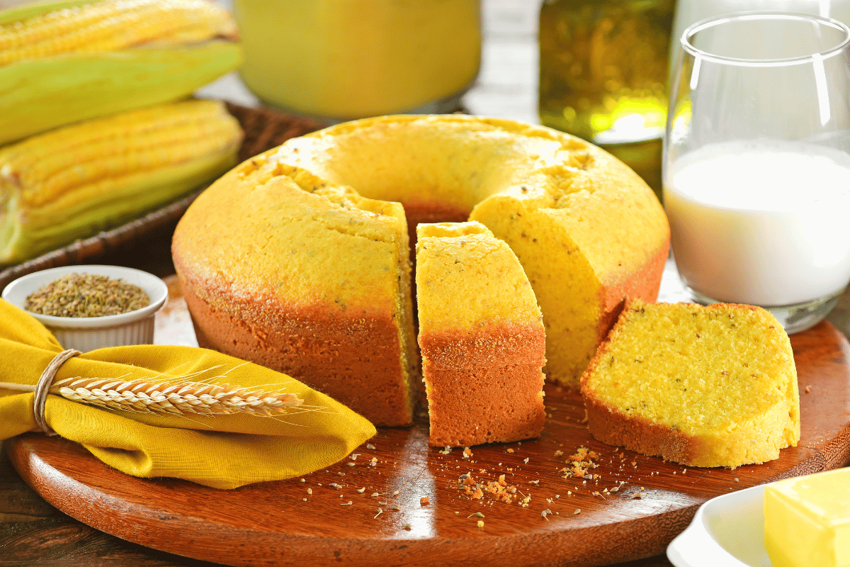 Bolo de flocão de milho sem farinha de trigo fofinho e delicioso para qualquer dia da semana