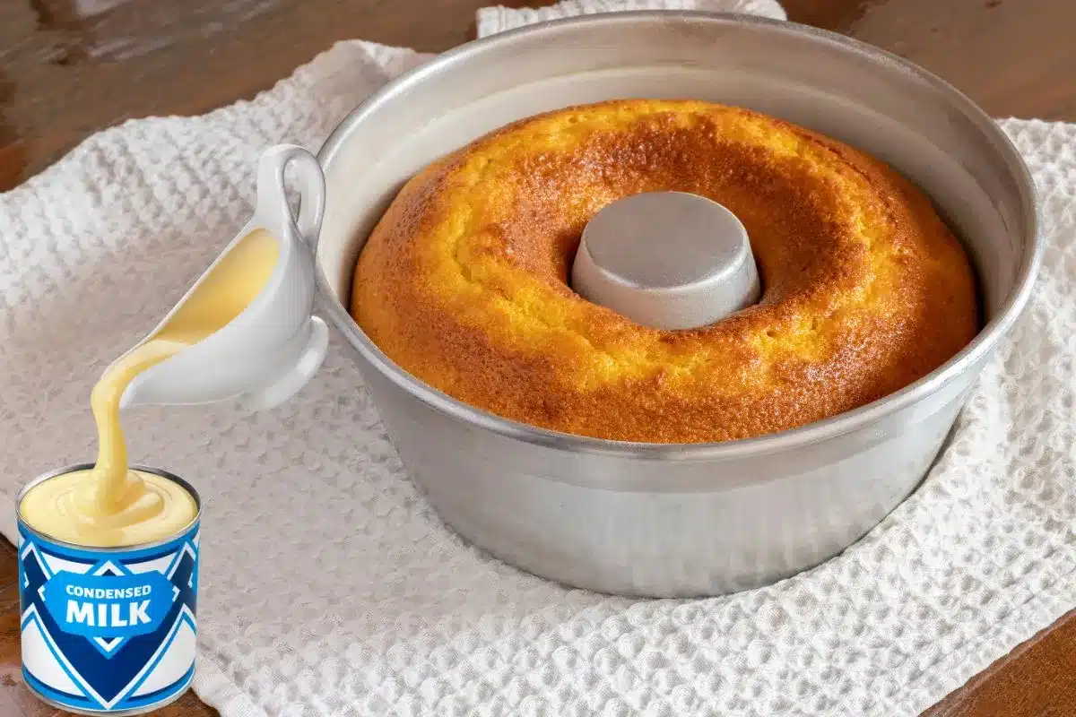 Bolo de fubá com leite condensado e creme de leite muito saboroso e fácil