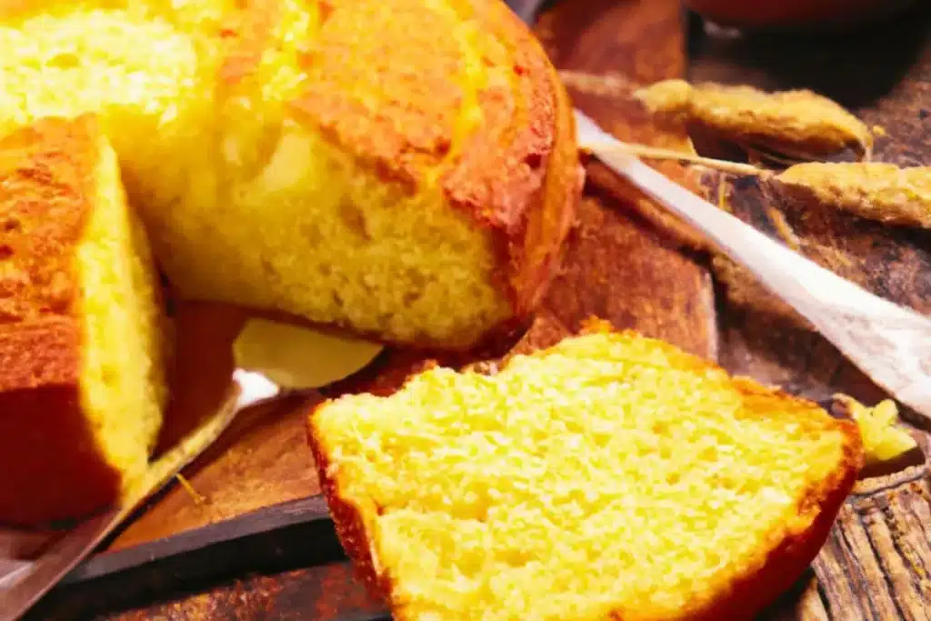 Bolo de fubá fofinho com creme de leite