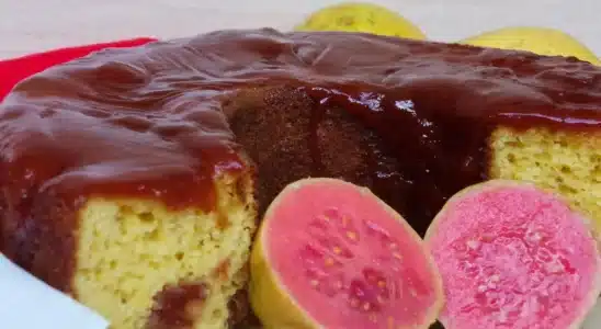 Bolo de Fubá com Goiabada