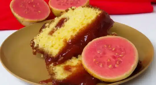 Receita de Bolo de Fubá com Goiabada