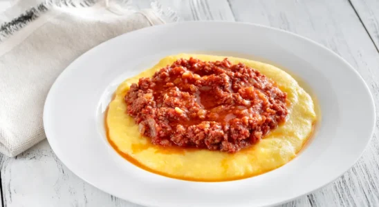 Polenta Cremosa com Molho de Carne: Receita Perfeita para Seu Jantar