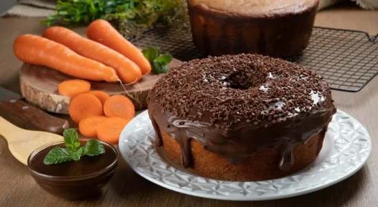 Bolo de Cenoura com Cobertura de Chocolate: Receita Irresistível!