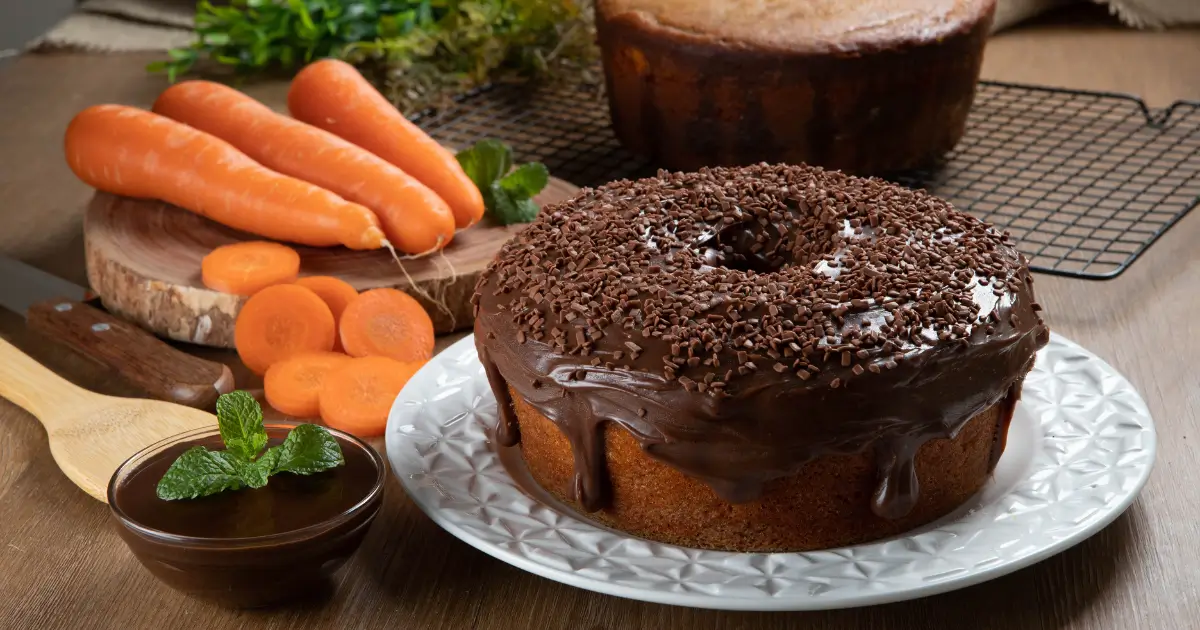 Bolo de Cenoura com Cobertura de Chocolate: Receita Irresistível!