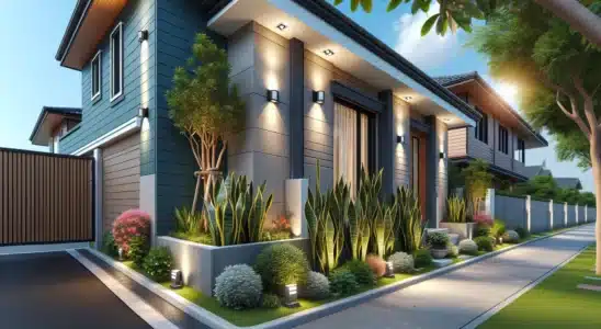 Fachada de casa bem cuidada com pintura nova, iluminação LED, jardim com Espada-de-São-Jorge e calçada limpa